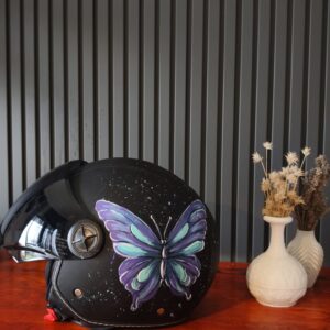 El Boyaması Kelebek Tasarımlı Motosiklet Kaskı